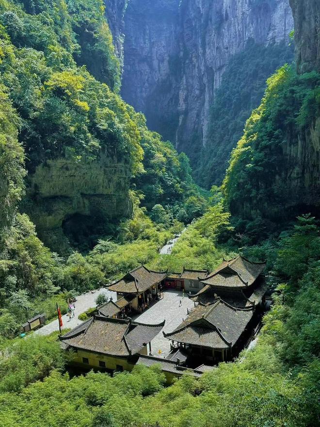 重庆网红导游带路：4天探秘天坑地缝+龚滩古镇路线景点全攻略